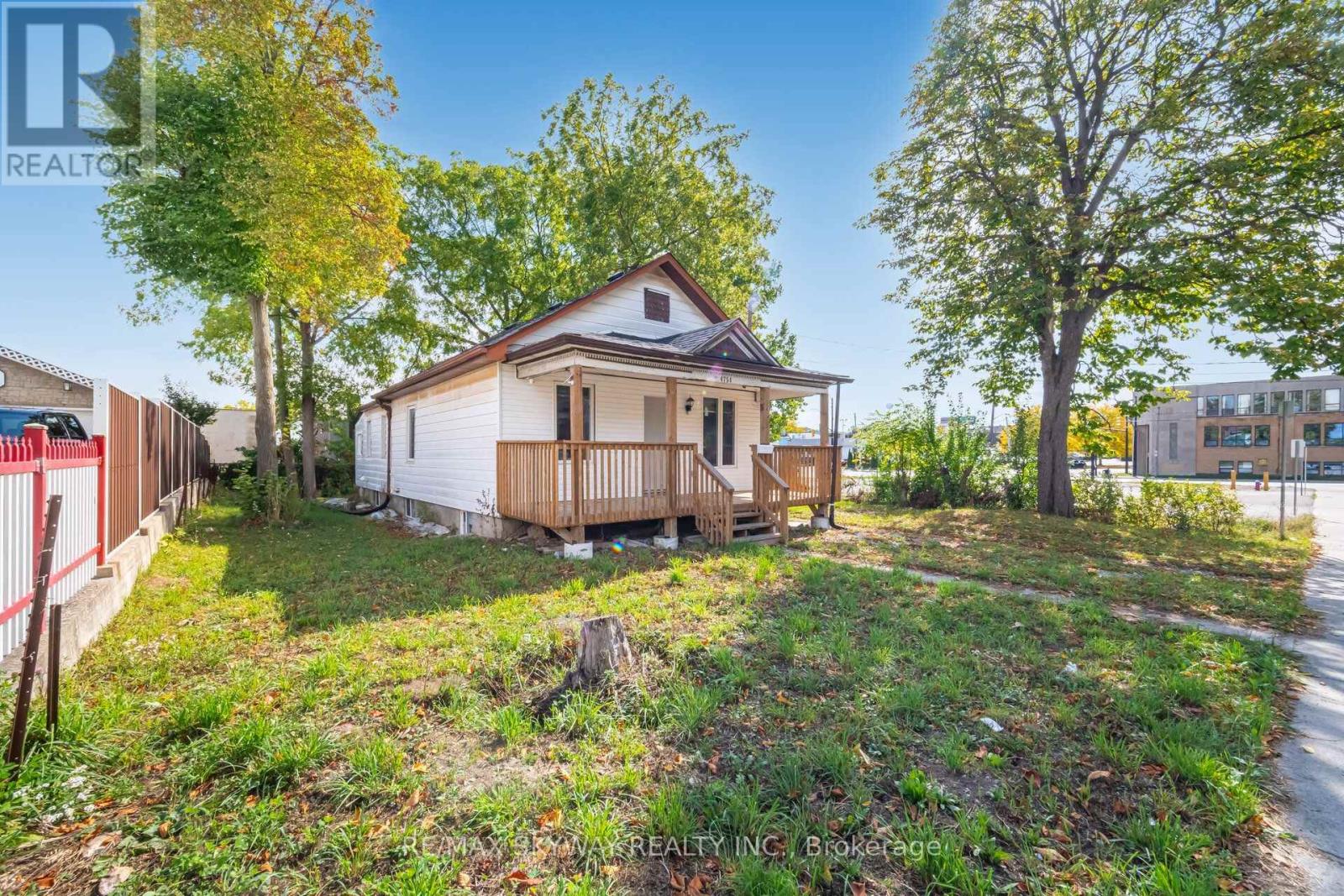 4754 First Avenue, Niagara Falls, Ontario  L2E 2C4 - Photo 3 - X13636960