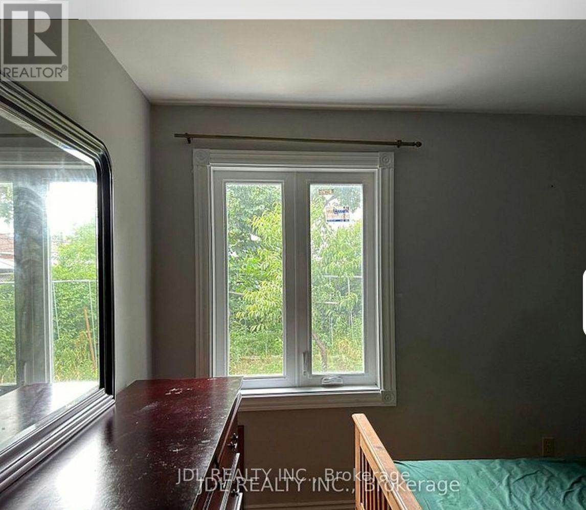 Three Bedrooms Main Floor - 8 Highwood Ave Avenue, Toronto, Ontario M1R 2E4 - Photo 4 - E13637080