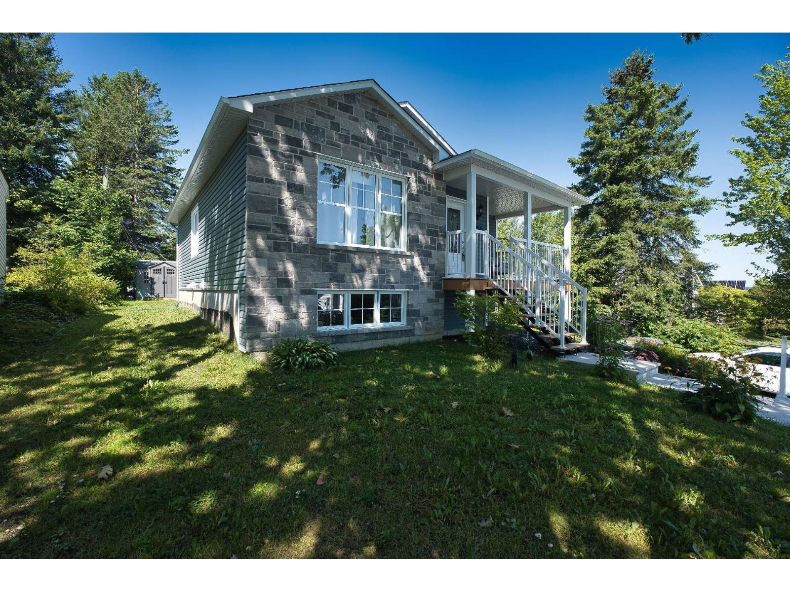 1255 Rue des Lys Sherbrooke (Fleurimont) Quebec Canada J1E3T5 2
