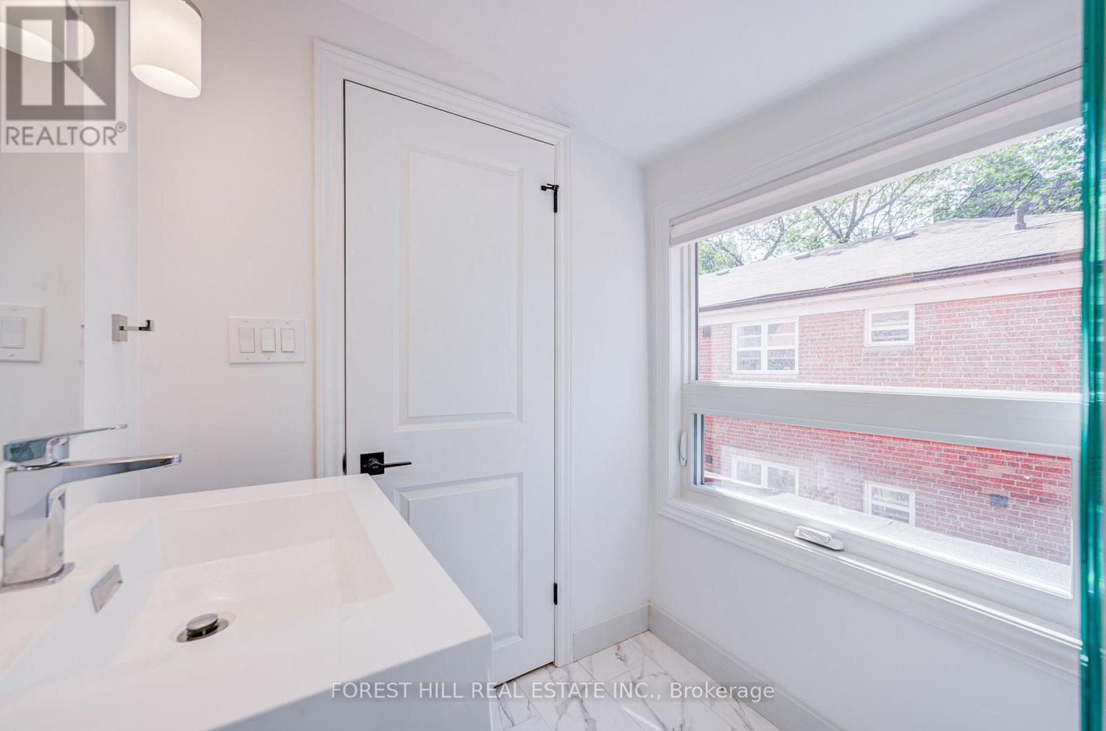 5 - 85 Vaughan Road, Toronto, Ontario  M6C 2L9 - Photo 9 - C13635436