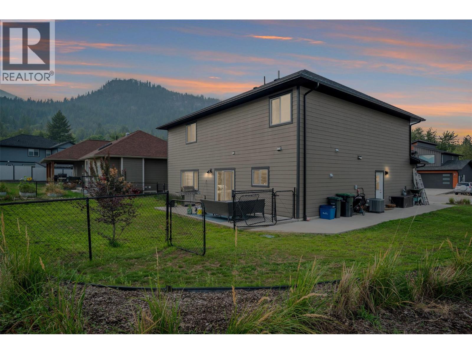 3904 Grandview Drive, Castlegar, British Columbia  V1N 4X9 - Photo 3 - 10374275