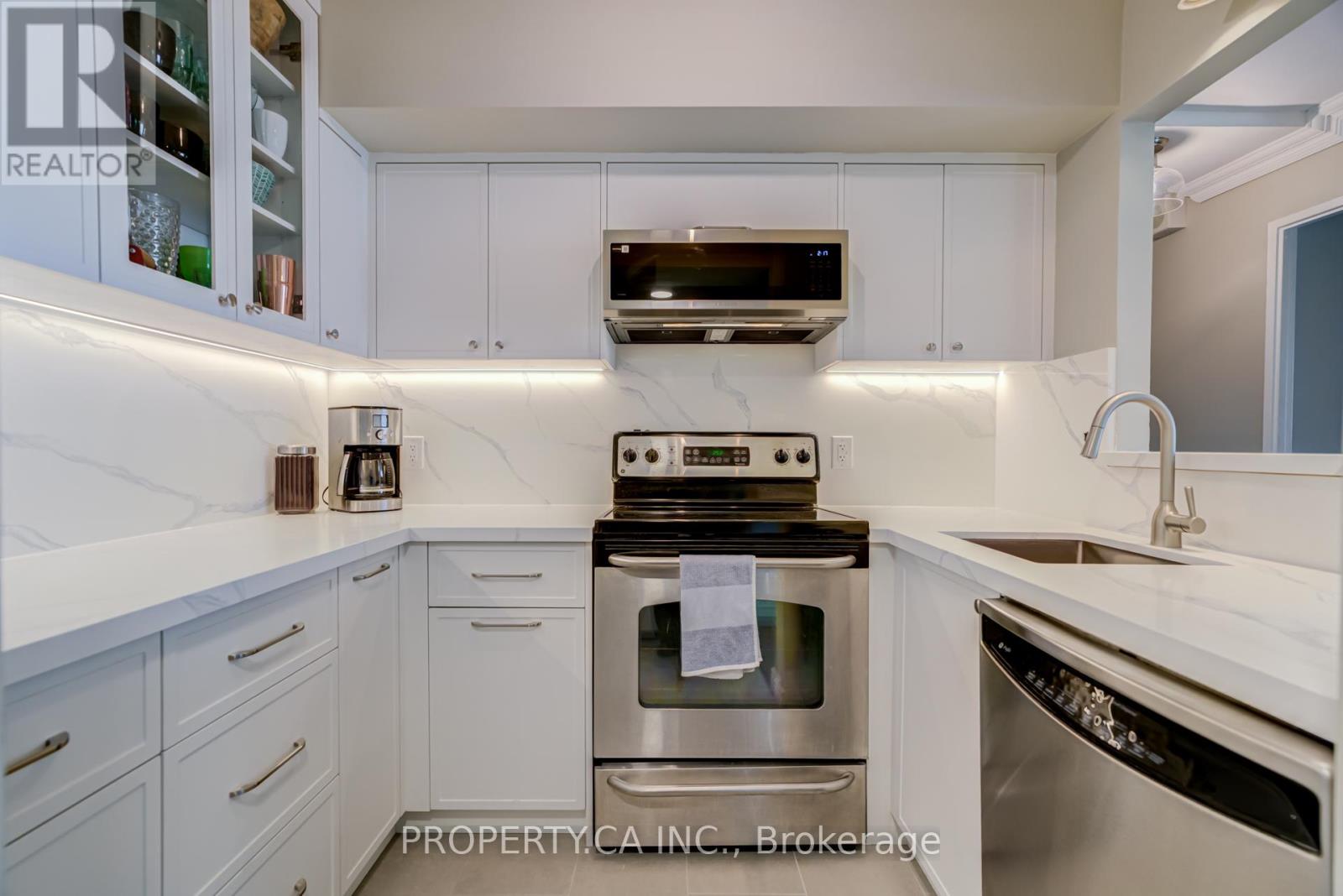 <div class="slider-price">$699,999</div><p>1008 - 92 King Street, Toronto, Ontario</p>