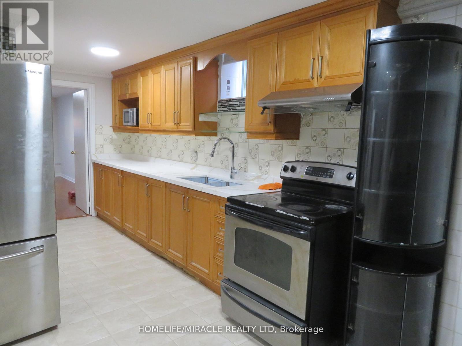 10 Pine Bough Manor, Richmond Hill, Ontario  L4S 1A4 - Photo 4 - N13635362