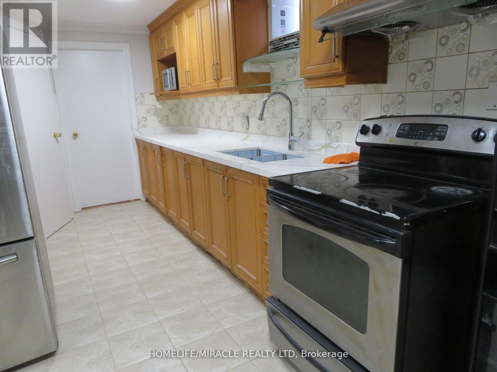 10 Pine Bough Manor, Richmond Hill, Ontario  L4S 1A4 - Photo 6 - N13635362