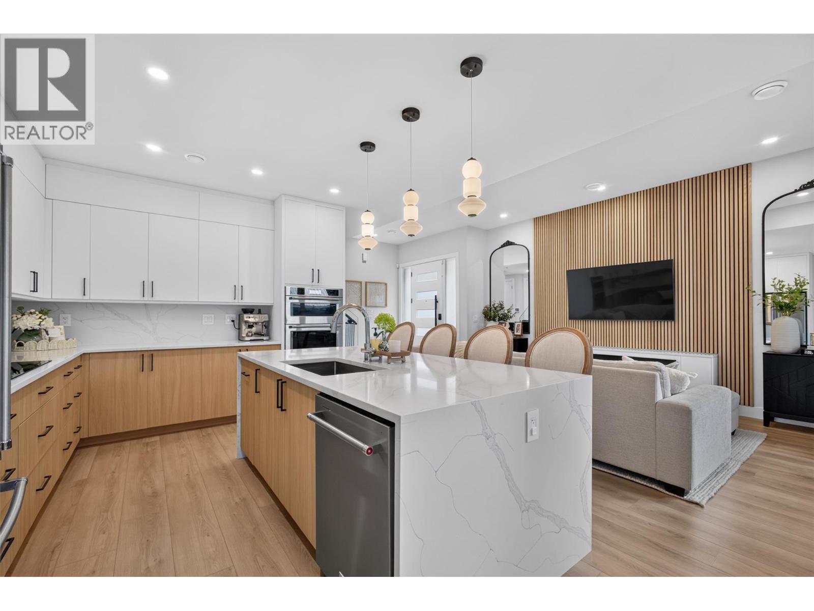 707 Raymer Road, Kelowna, British Columbia