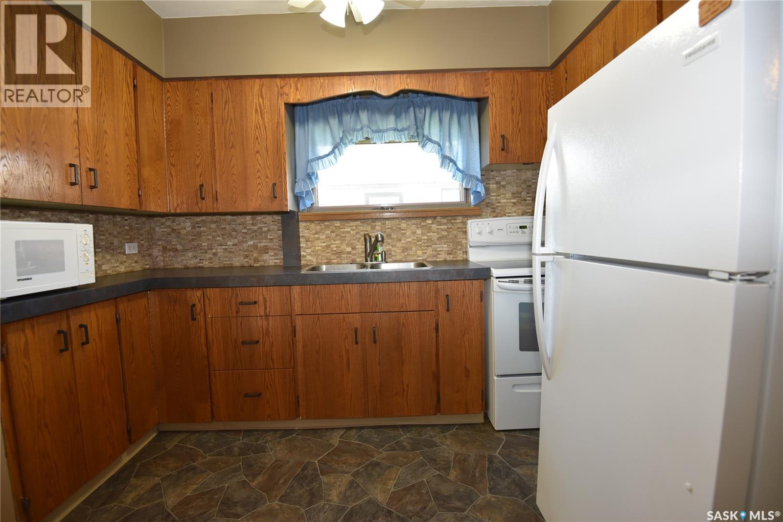 403 2nd Street W, Nipawin, Saskatchewan  S0E 1E0 - Photo 6 - SK044492