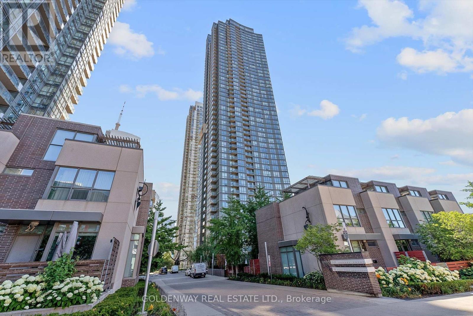 <div class="slider-price">$920,000</div><p>5015 - 11 Brunel Court, Toronto, Ontario</p>