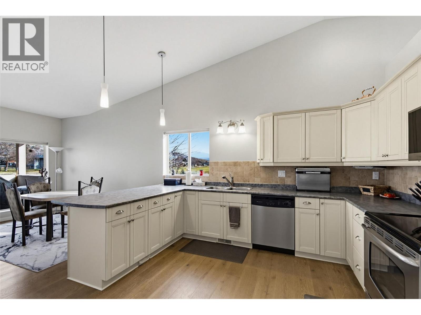 3744 Navatanee Drive, Kamloops, British Columbia  V2H 1S1 - Photo 5 - 10396748