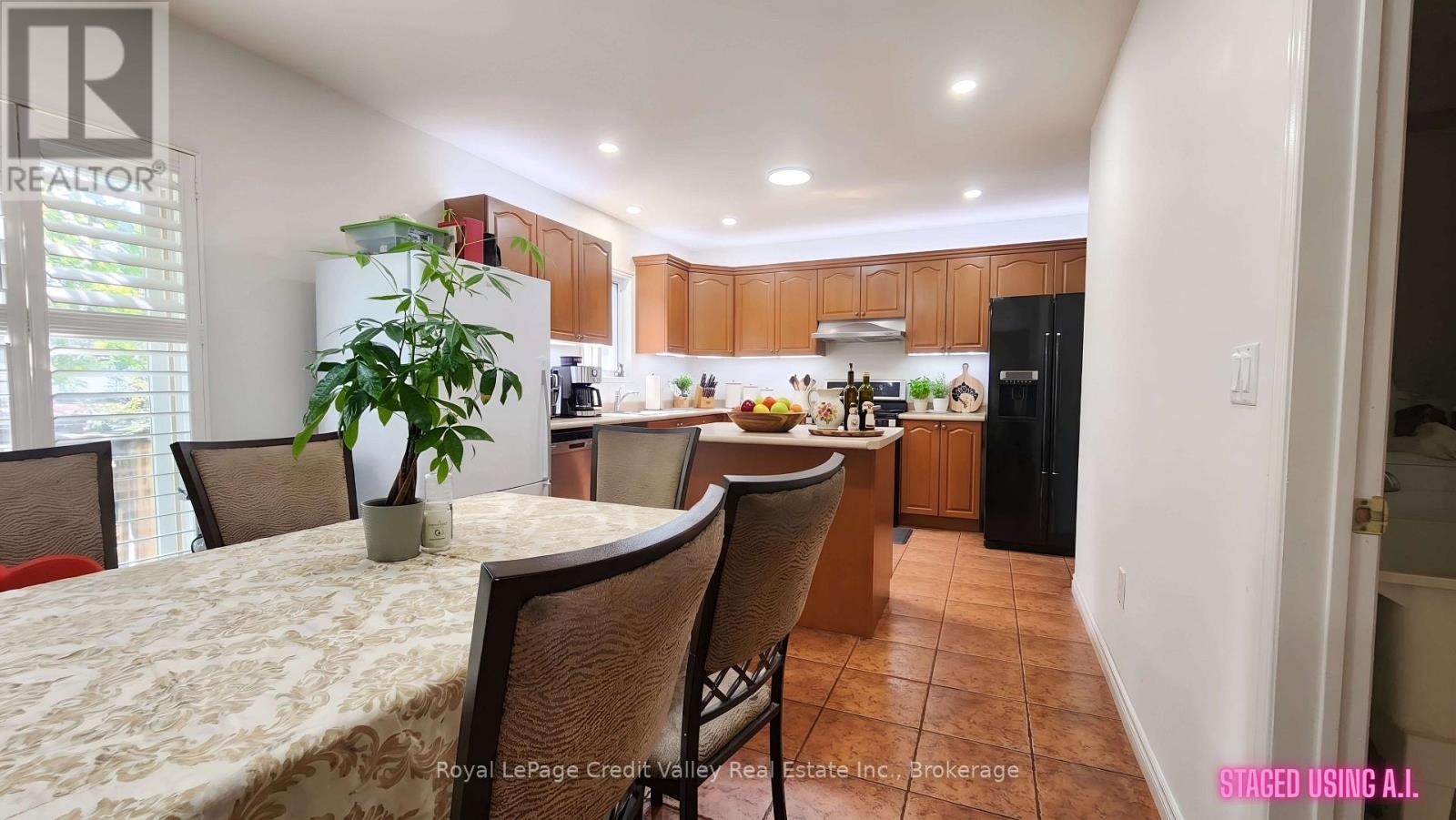15 Courtsfield Crescent, Brampton, Ontario  L7A 2E3 - Photo 4 - W13637228