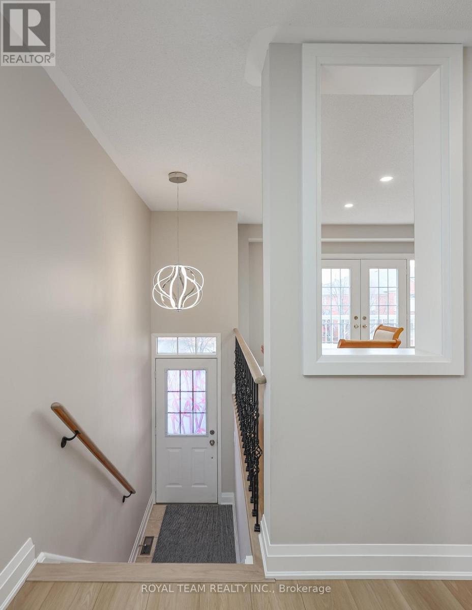 11 Jarrett Court, Vaughan, Ontario  L6A 3W4 - Photo 3 - N13637238