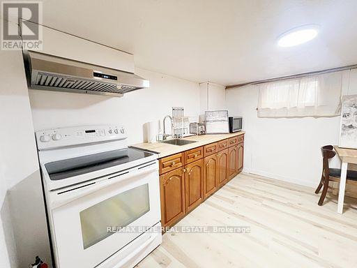 Upper 299 Robina Avenue E, Toronto, Ontario  M6C 3Z2 - Photo 11 - C13563530