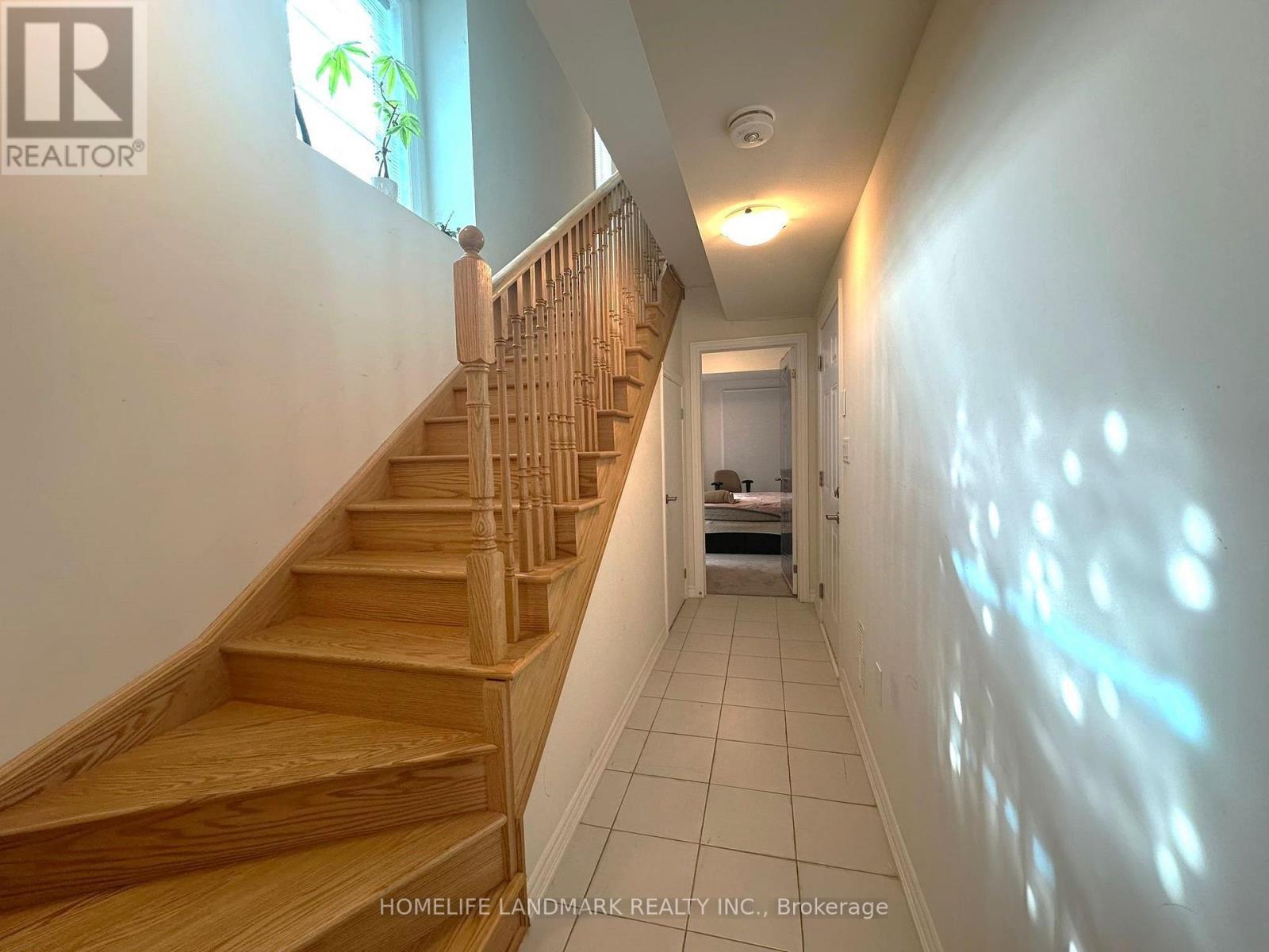 18 Lavinia Road, Brampton, Ontario  L6P 4N8 - Photo 4 - W13637222