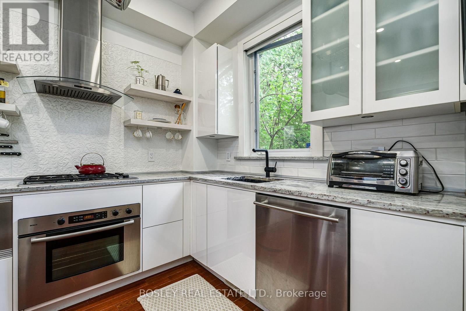 16 Blong Avenue, Toronto, Ontario  M4M 1P2 - Photo 5 - E13598236