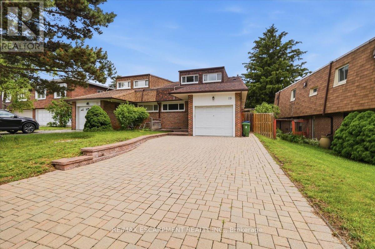 <div class="slider-price">$1,199,999</div><p>19 Picola Court, Toronto, Ontario</p>