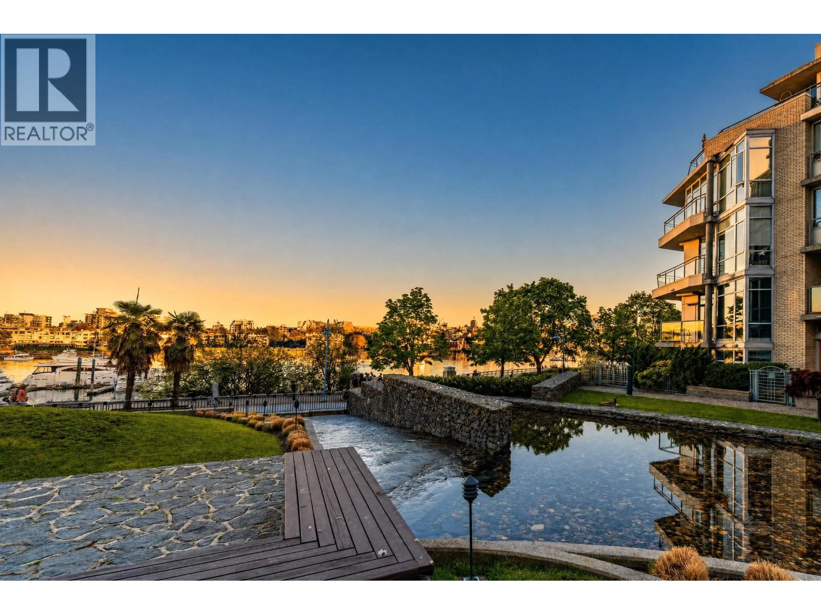 302 1228 Marinaside Crescent, Vancouver, British Columbia V6Z 2W4 - Photo 1 - R3152552