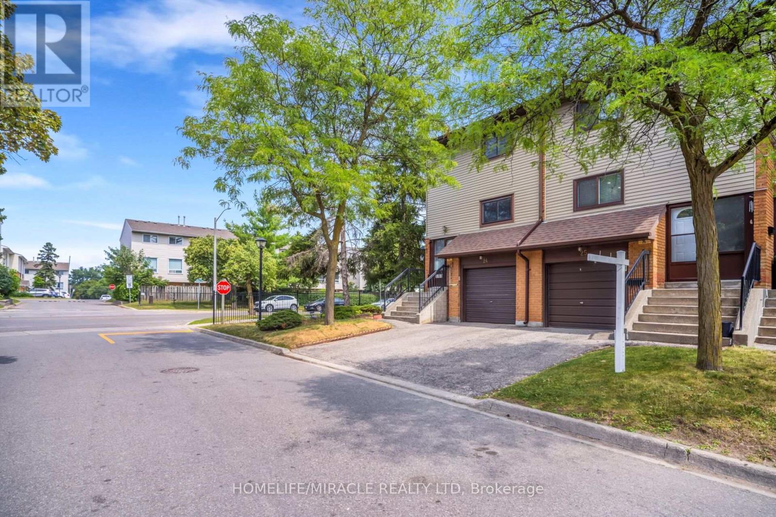 25 Carleton Place, Brampton, Ontario L6T 3Z4 - Photo 2 - W13637336