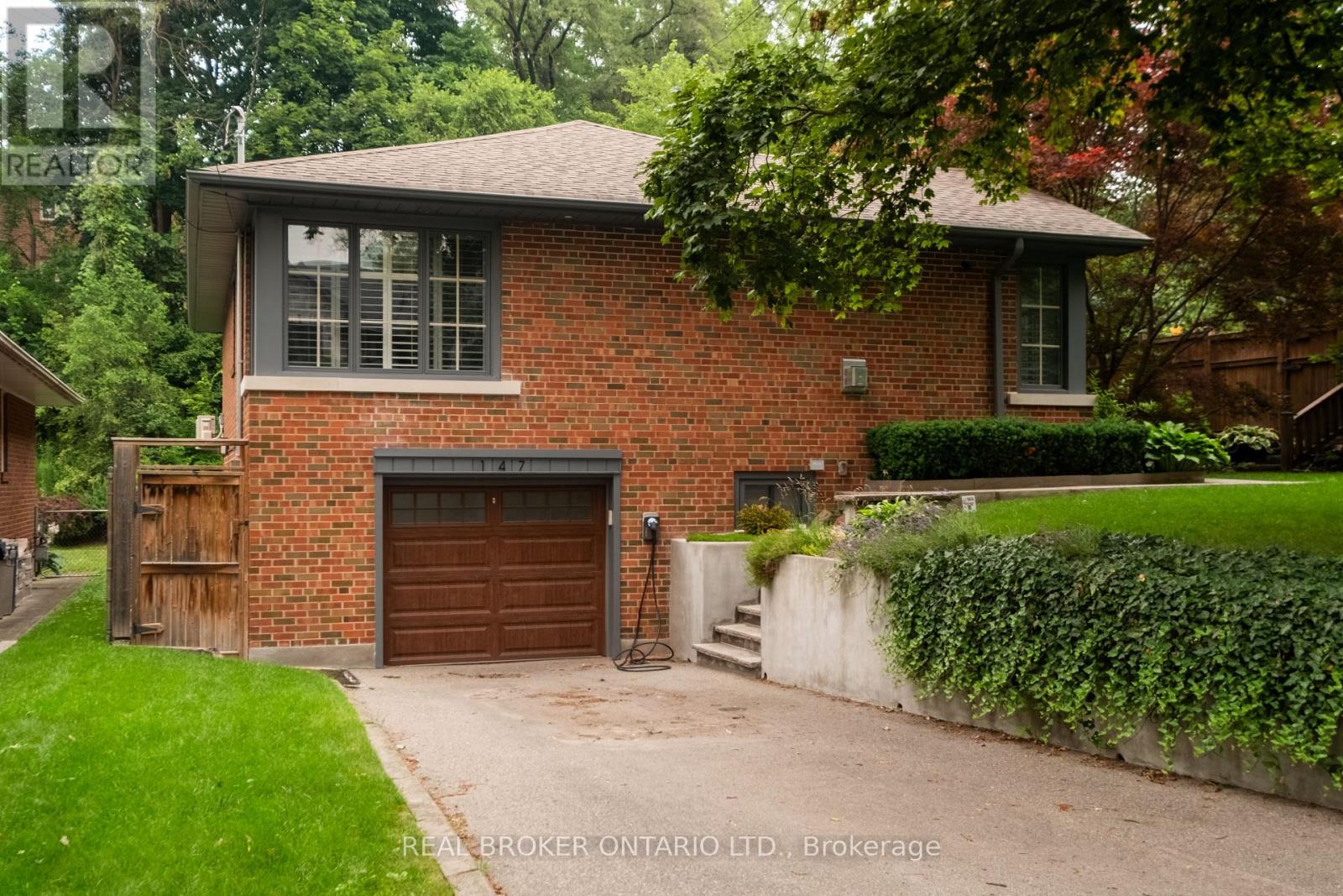 <div class="slider-price">$1,749,000</div><p>147 Thompson Avenue, Toronto, Ontario</p>