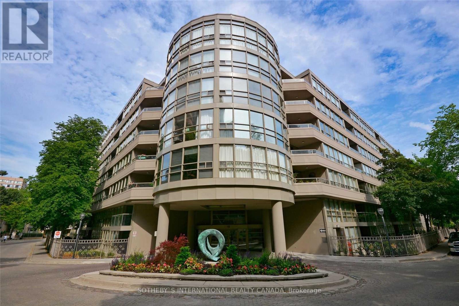 <div class="slider-price">$1,595,000</div><p>111 - 18 Lower Village Gate, Toronto, Ontario</p>