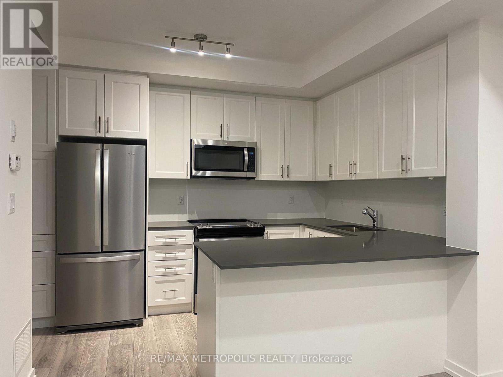 20 - 14 Lytham Green Circle, Newmarket, Ontario L3Y 0H3 - Photo 8 - N13637392