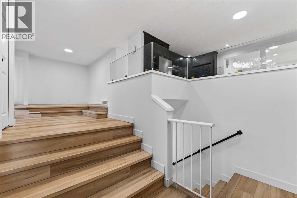 1091 Berkley Drive NW, Calgary, Alberta  T3K 1S6 - Photo 3 - A2329717