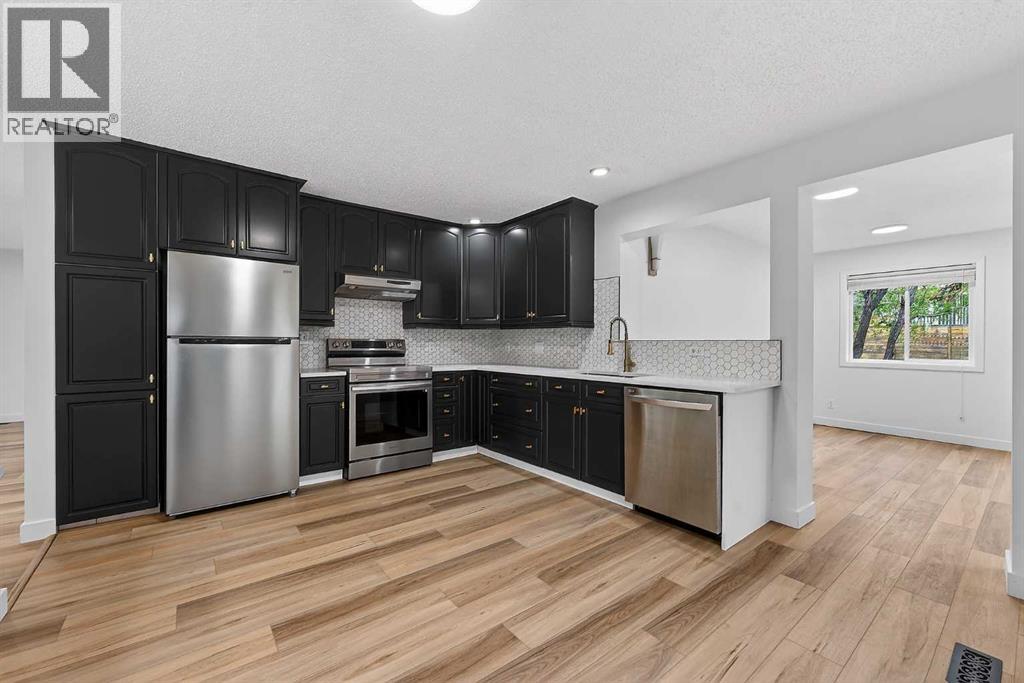 1091 Berkley Drive NW, Calgary, Alberta  T3K 1S6 - Photo 2 - A2329717