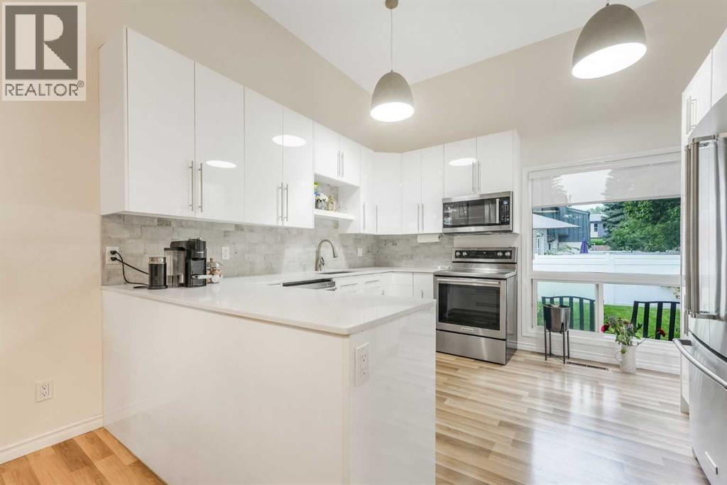 70 Brae Glen Lane SW, Calgary, Alberta  T2W 1B6 - Photo 11 - A2332250