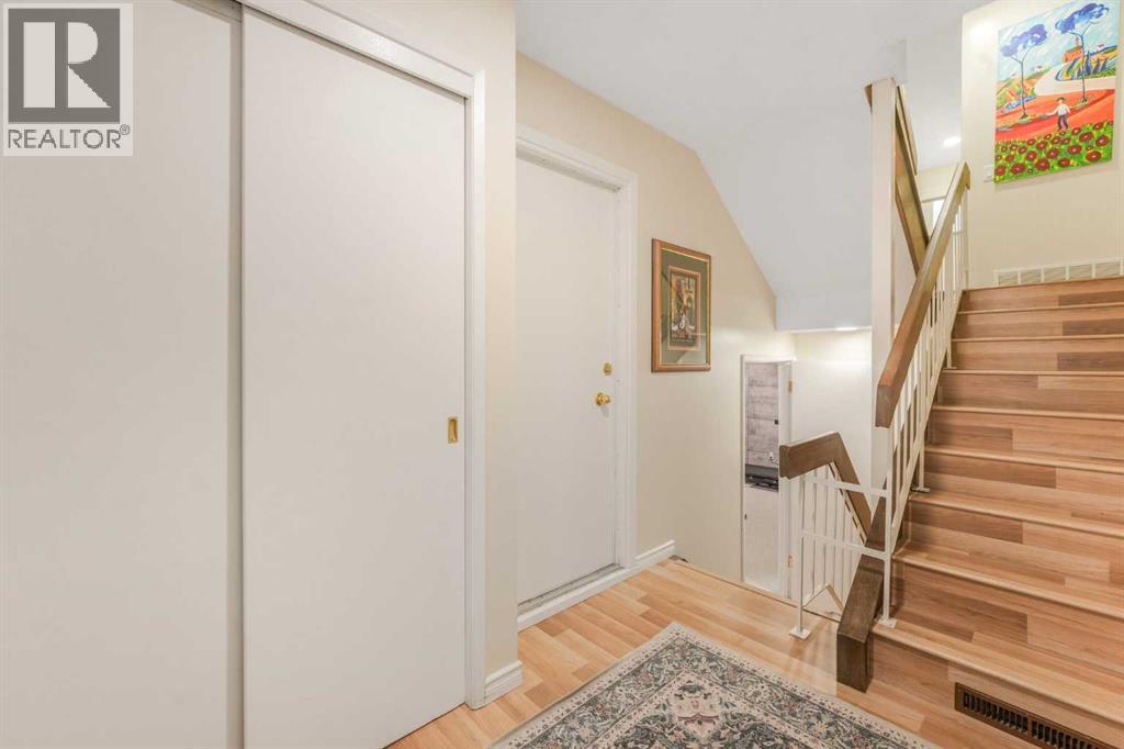 70 Brae Glen Lane SW, Calgary, Alberta  T2W 1B6 - Photo 3 - A2332250