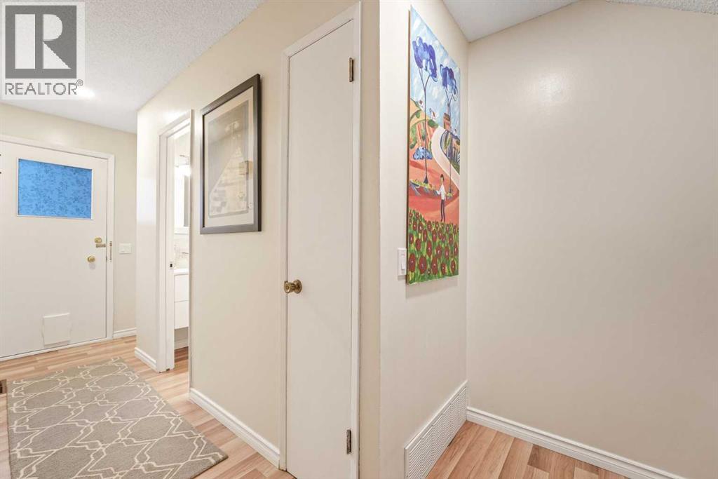 70 Brae Glen Lane SW, Calgary, Alberta  T2W 1B6 - Photo 6 - A2332250