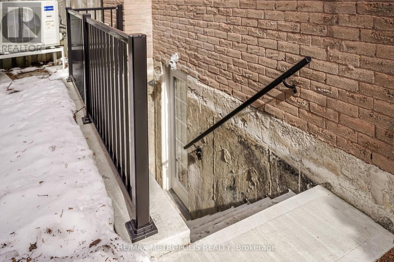 Bsmt - 570 Springview Drive, Pickering, Ontario  L1V 4X2 - Photo 3 - E13613842