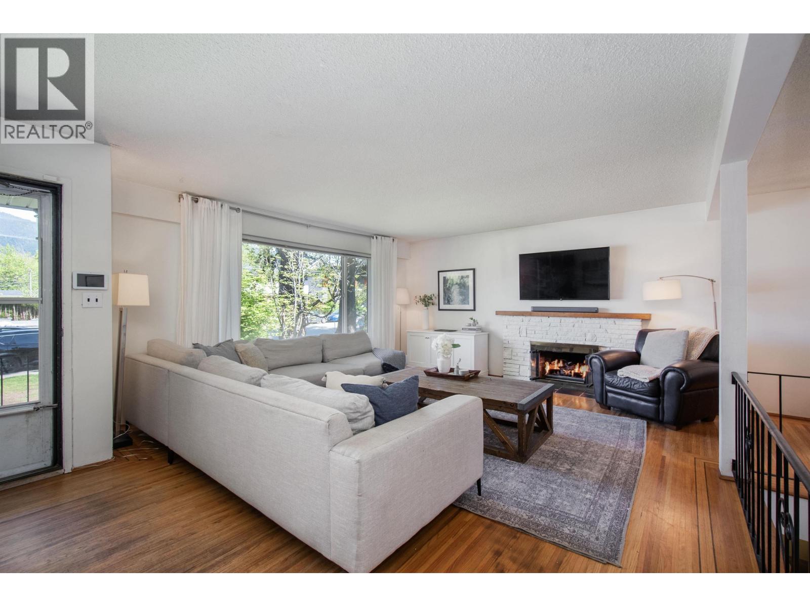 361 W 19th Street, North Vancouver, British Columbia  V7M 1X7 - Photo 2 - R3152639