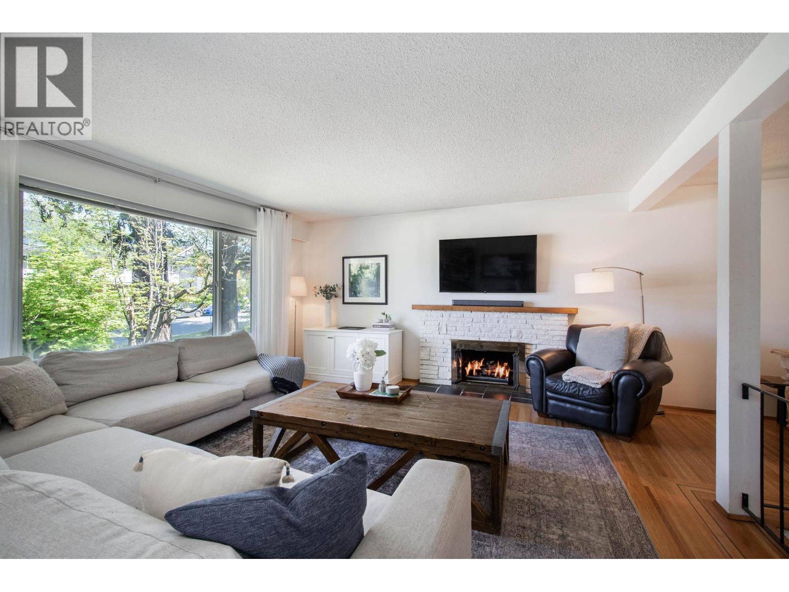 361 W 19th Street, North Vancouver, British Columbia  V7M 1X7 - Photo 3 - R3152639