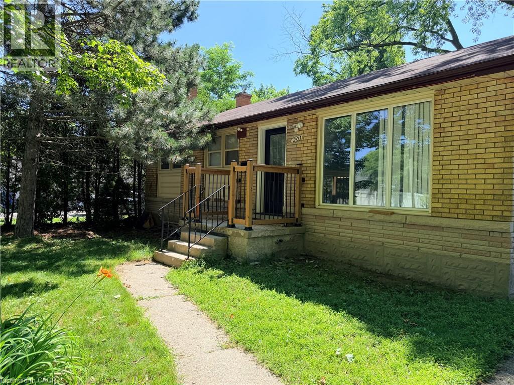 201 Lourdes Street, Waterloo, Ontario  N2L 1N8 - Photo 2 - 40847499