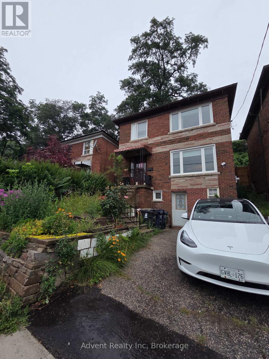 <div class="slider-price">$1,288,000</div><p>800 Davenport Road, Toronto, Ontario</p>