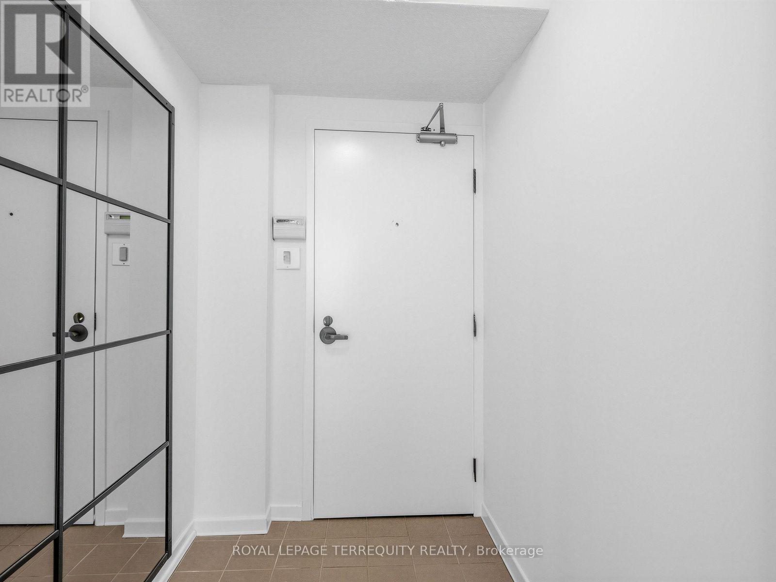 <div class="slider-price">$689,000</div><p>210 - 25 Maitland Street, Toronto, Ontario</p>