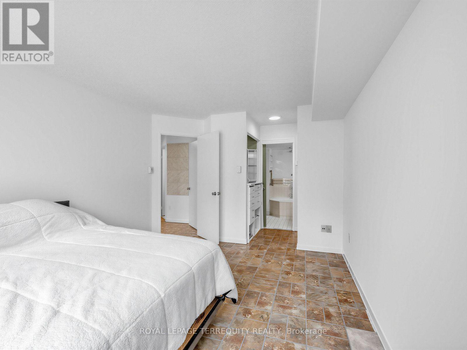 210 - 25 Maitland Street, Toronto, Ontario M4Y 2W1 - Photo 10 - C13637524