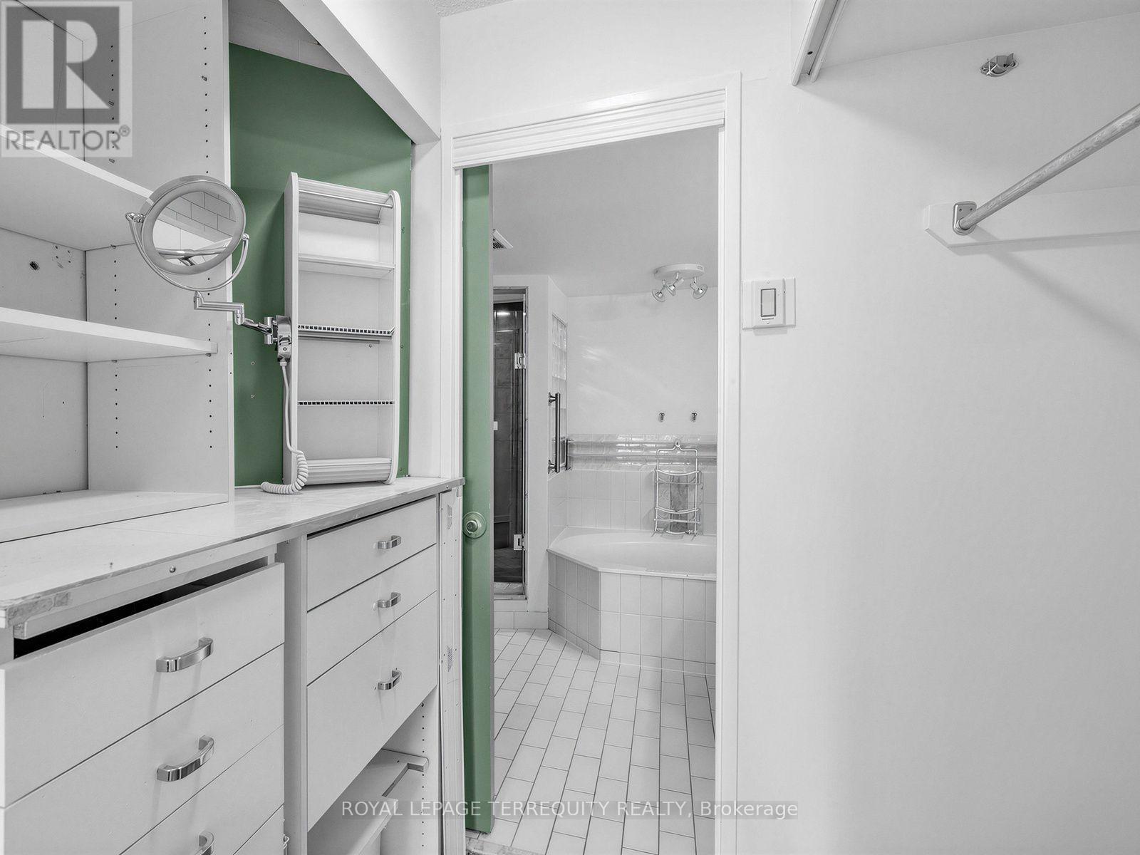 210 - 25 Maitland Street, Toronto, Ontario M4Y 2W1 - Photo 11 - C13637524