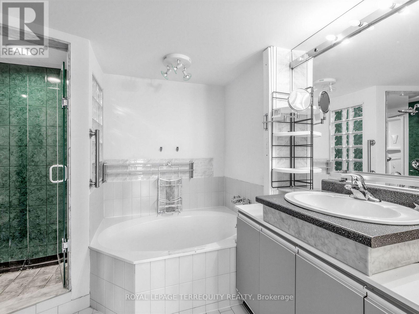 210 - 25 Maitland Street, Toronto, Ontario M4Y 2W1 - Photo 12 - C13637524