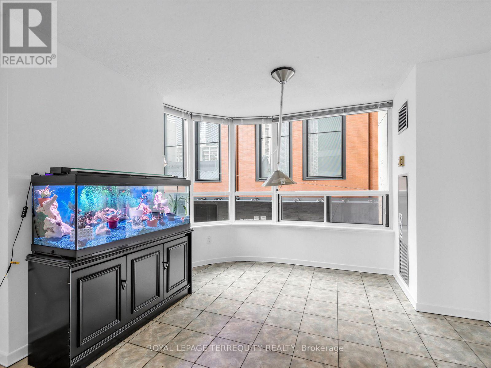 210 - 25 Maitland Street, Toronto, Ontario M4Y 2W1 - Photo 5 - C13637524