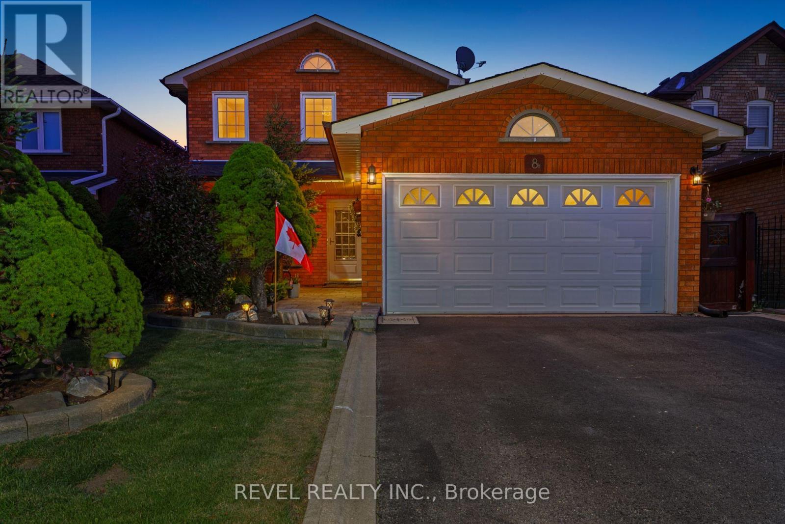 8 COCHRANE AVENUE, Brampton, Ontario