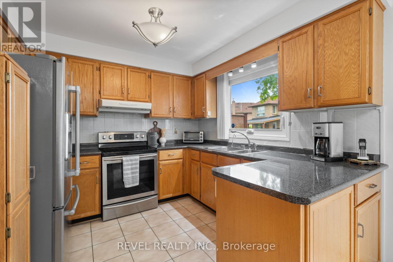 8 Cochrane Avenue, Brampton, Ontario  L6Z 4J4 - Photo 11 - W13637502