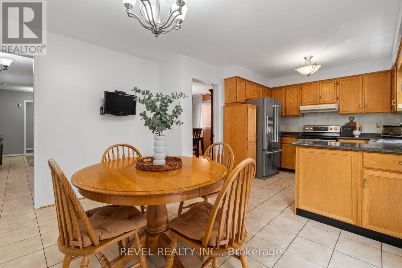 8 Cochrane Avenue, Brampton, Ontario  L6Z 4J4 - Photo 9 - W13637502
