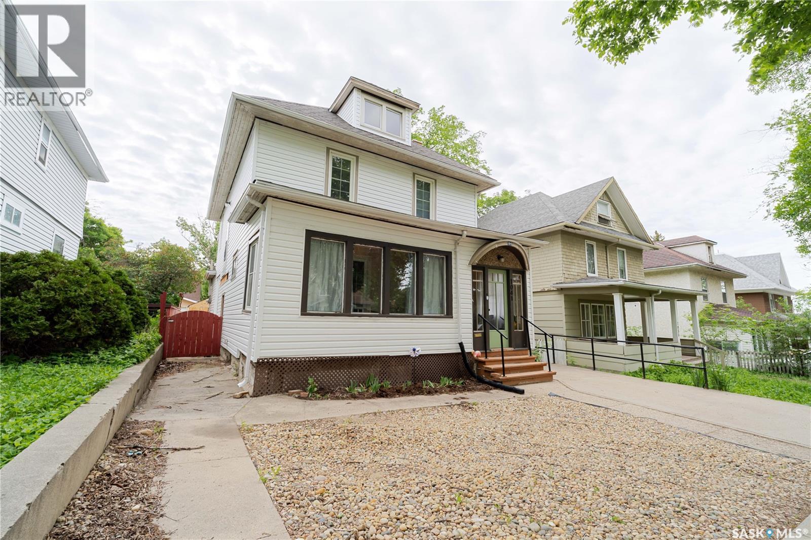1041 2nd Avenue Nw, Moose Jaw, Saskatchewan  S6H 3R3 - Photo 2 - SK044534