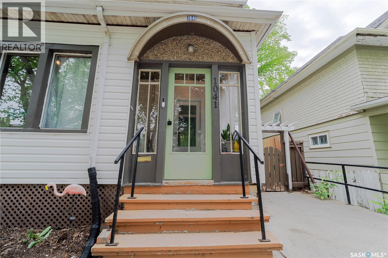 1041 2nd Avenue Nw, Moose Jaw, Saskatchewan  S6H 3R3 - Photo 3 - SK044534