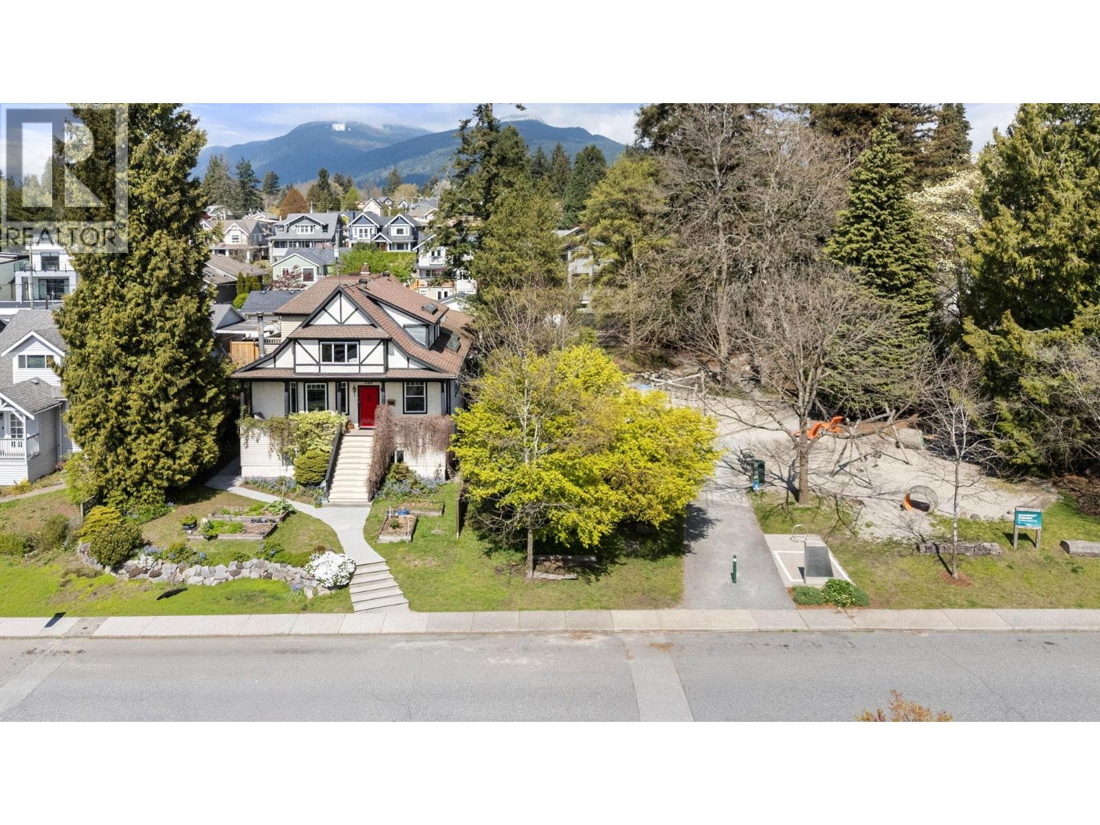 628 E 5TH STREET, North Vancouver, British Columbia
