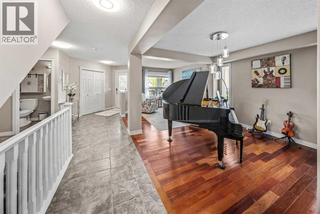 66 Crestmont Drive Sw, Calgary, Alberta  T3B 5X7 - Photo 4 - A2315287