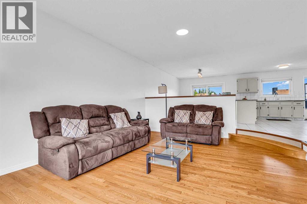 6716 37 Avenue NE, Calgary, Alberta  T1Y 5E5 - Photo 3 - A2329742