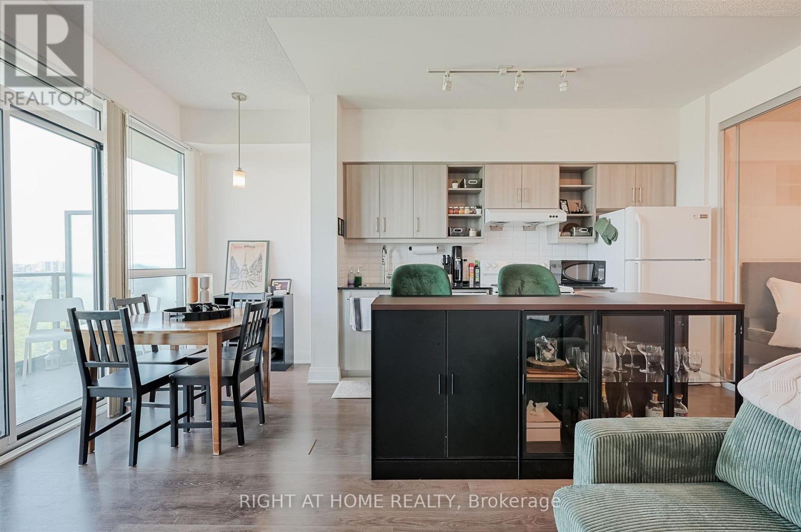 1018 - 160 VANDERHOOF AVENUE, Toronto, Ontario