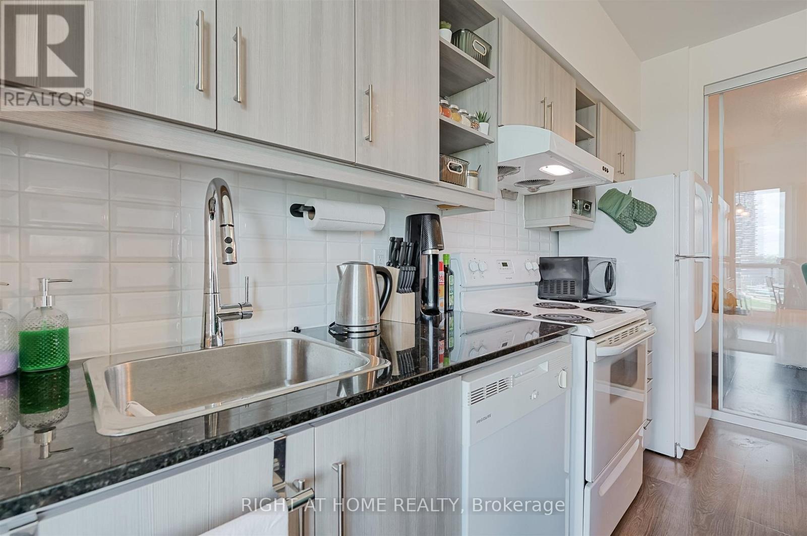 1018 - 160 Vanderhoof Avenue, Toronto, Ontario  M4G 0B7 - Photo 10 - C13637662