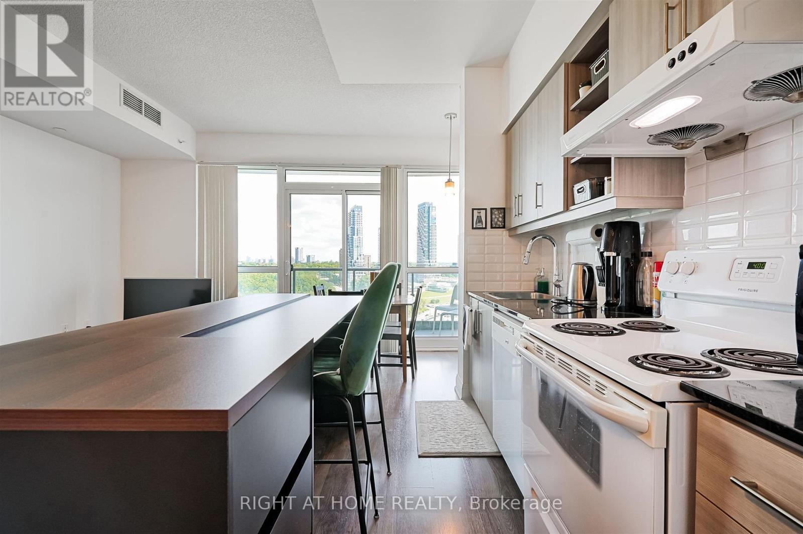 1018 - 160 Vanderhoof Avenue, Toronto, Ontario  M4G 0B7 - Photo 11 - C13637662