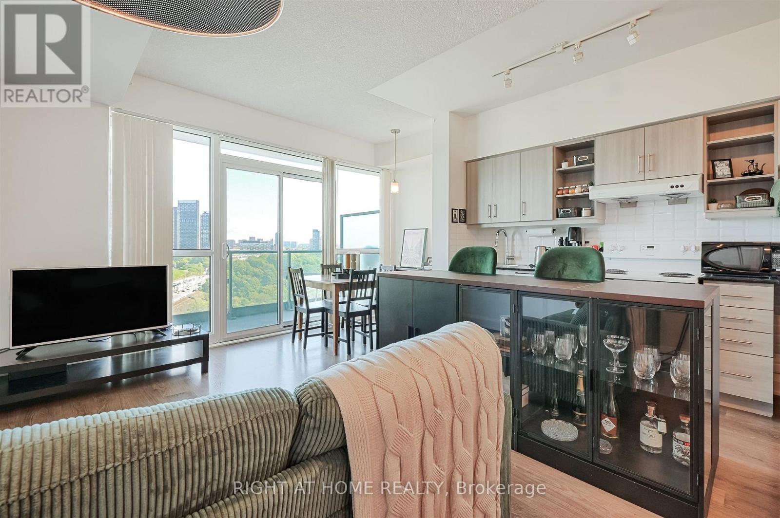 1018 - 160 Vanderhoof Avenue, Toronto, Ontario  M4G 0B7 - Photo 6 - C13637662